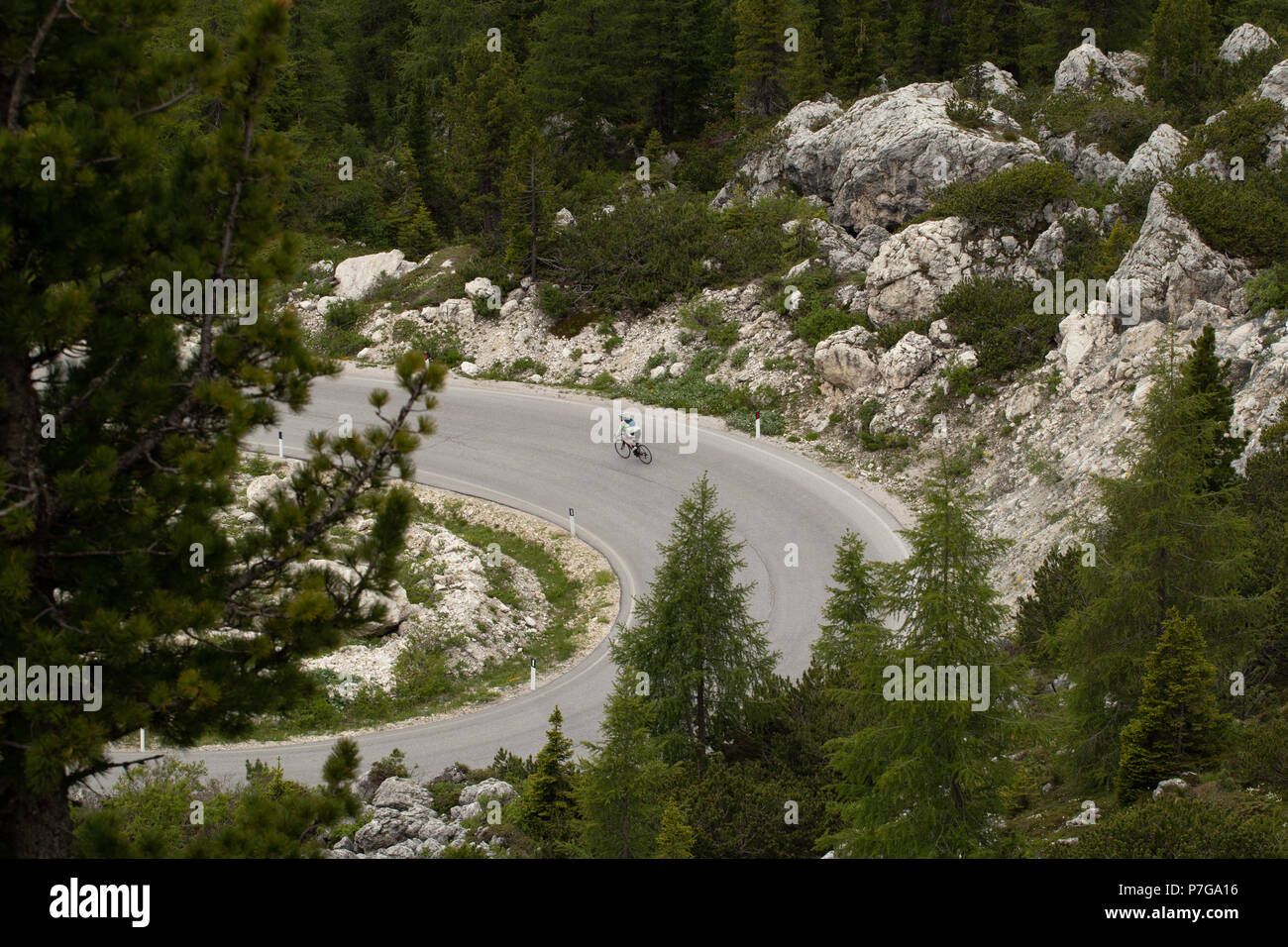 Biker Kurvenfahrt in den Dolomiten Sellarona Bike Day Maratona dles Dolomiti Berge Alpen Italien Europa Stockfoto