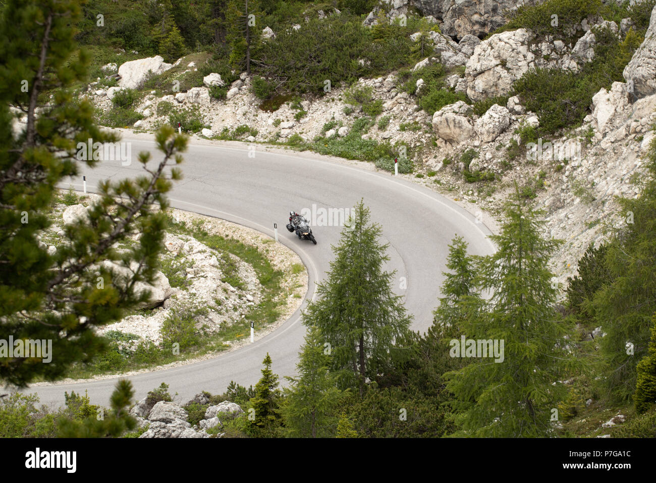 Biker Kurvenfahrt in den Dolomiten Sellarona Bike Day Maratona dles Dolomiti Berge Alpen Italien Europa Stockfoto