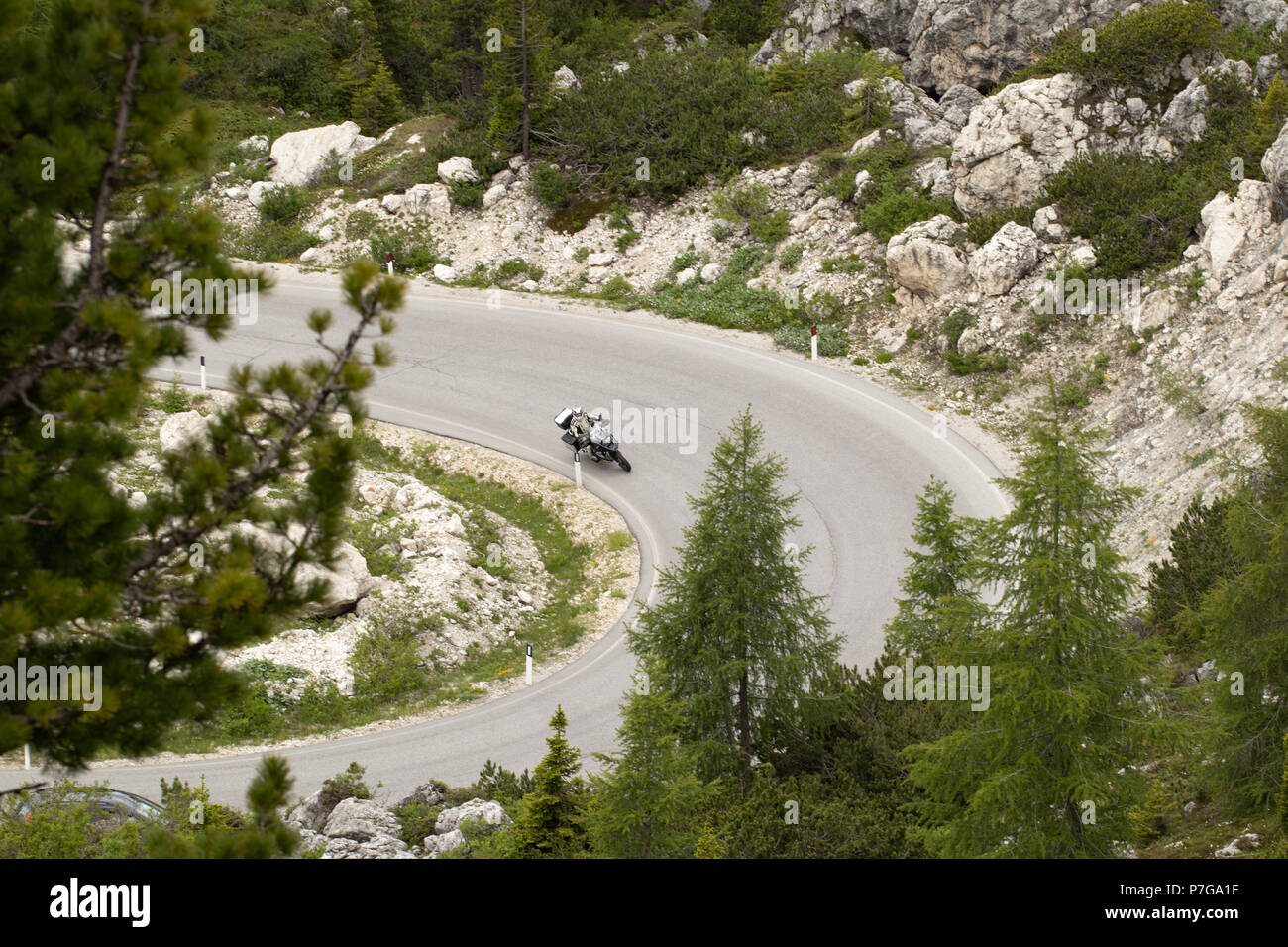 Biker Kurvenfahrt in den Dolomiten Sellarona Bike Day Maratona dles Dolomiti Berge Alpen Italien Europa Stockfoto