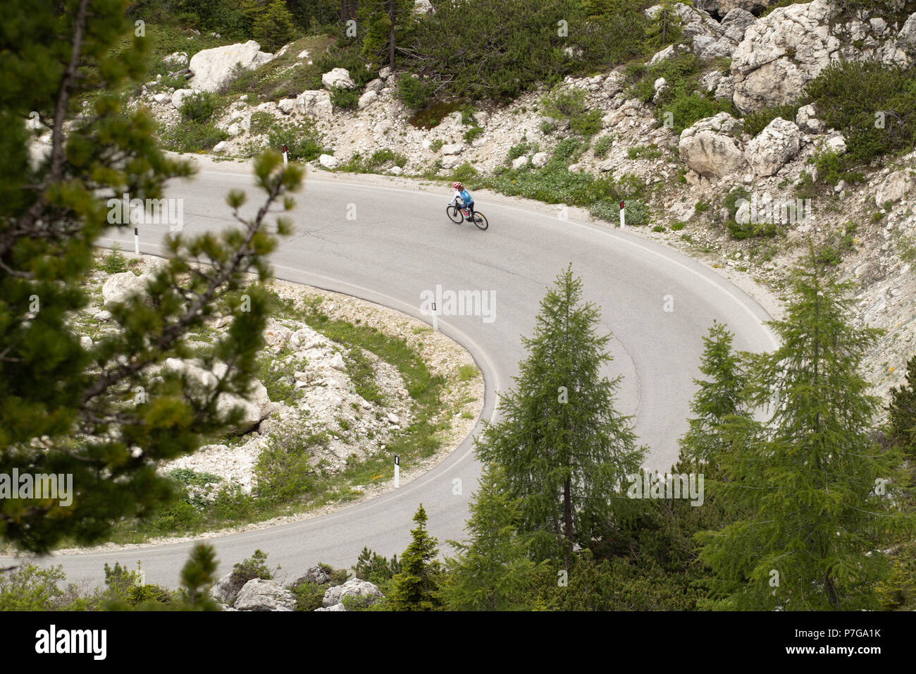 Biker Kurvenfahrt in den Dolomiten Sellarona Bike Day Maratona dles Dolomiti Berge Alpen Italien Europa Stockfoto