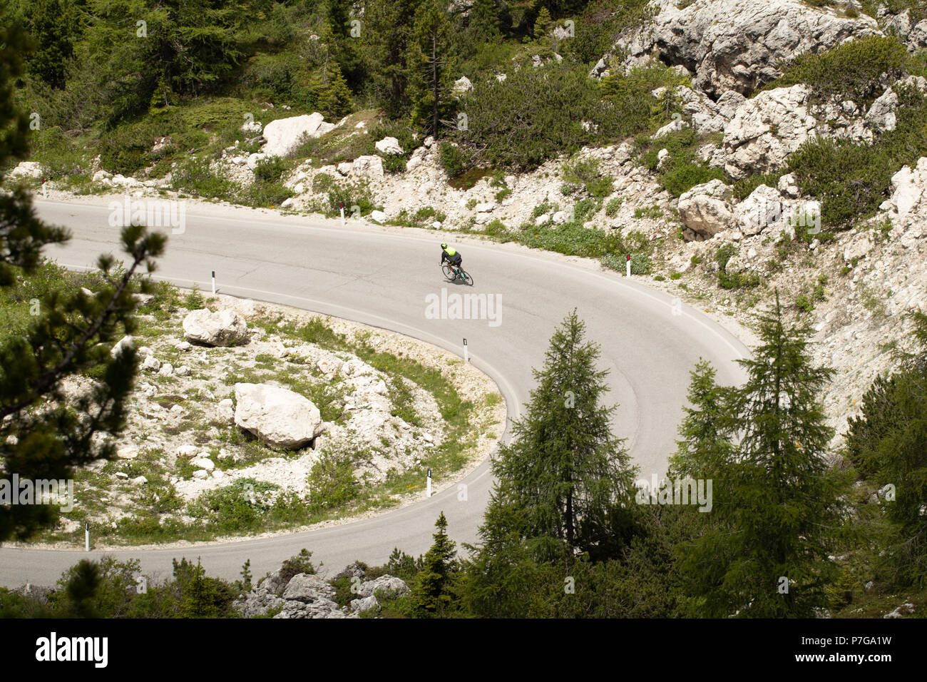 Biker Kurvenfahrt in den Dolomiten Sellarona Bike Day Maratona dles Dolomiti Berge Alpen Italien Europa Stockfoto