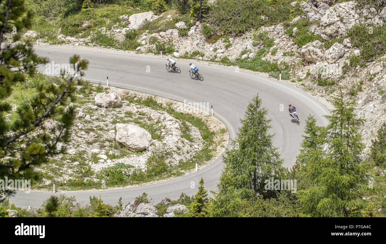 Radfahrer absteigend Dolomiten Alta Badia Radfahren Trentino Alto Adige Italien -0333 Radfahren ab Valparola Pass in den Dolomiten in Italien Süden Stockfoto