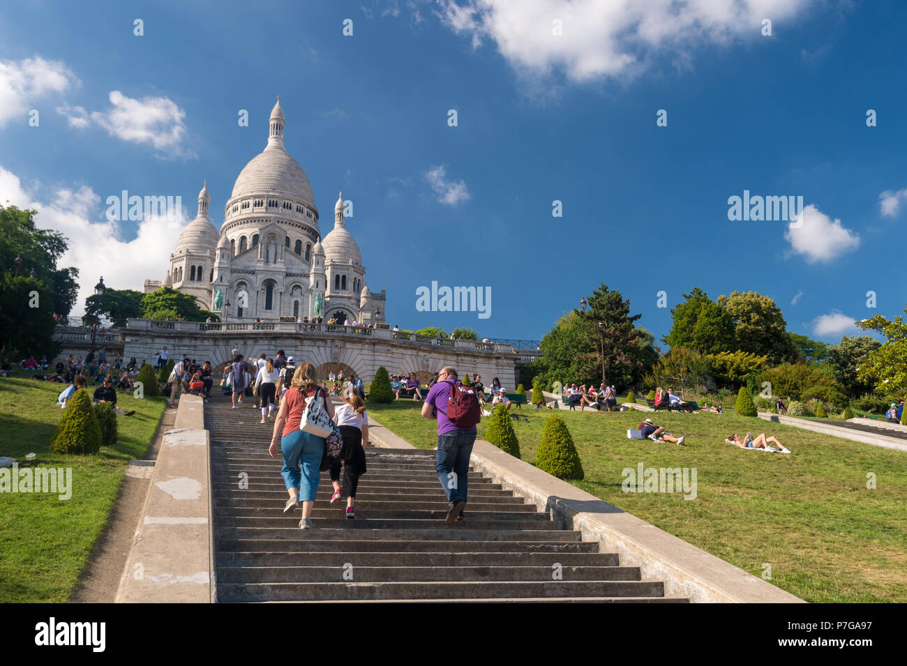Paris, Frankreich, 25. Juni 2018: Touristen klettern die Treppe zur Basilika Sacré-Coeur in Montmartre Stockfoto
