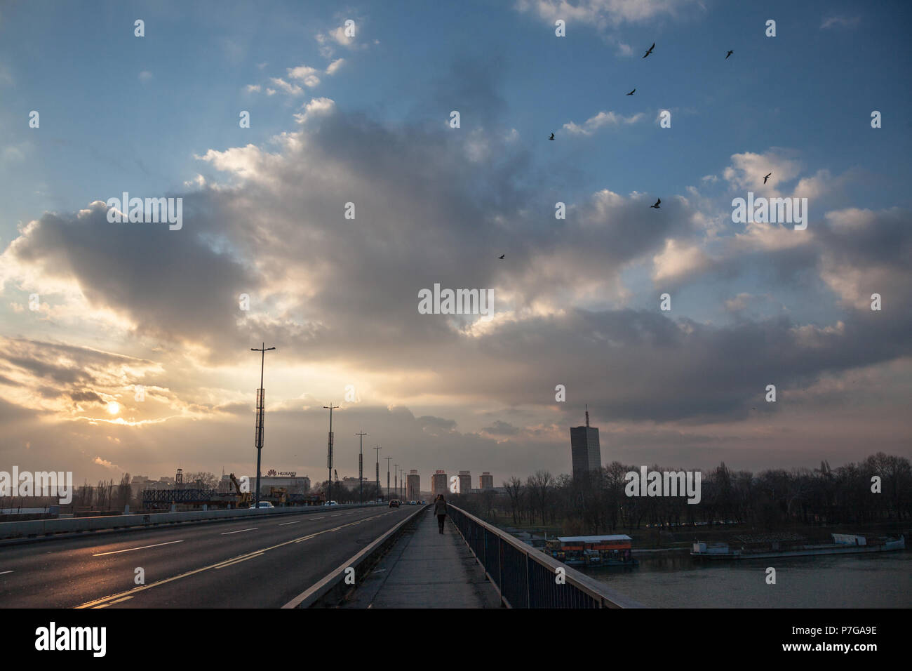 Belgrad, Serbien - Februar 4, 2018: Sonnenuntergang auf Brankov Most (Branko's Bridge) mit neuen Belgrad (Novi Beograd) und Usce im Hintergrund. Die meisten Brankov Stockfoto