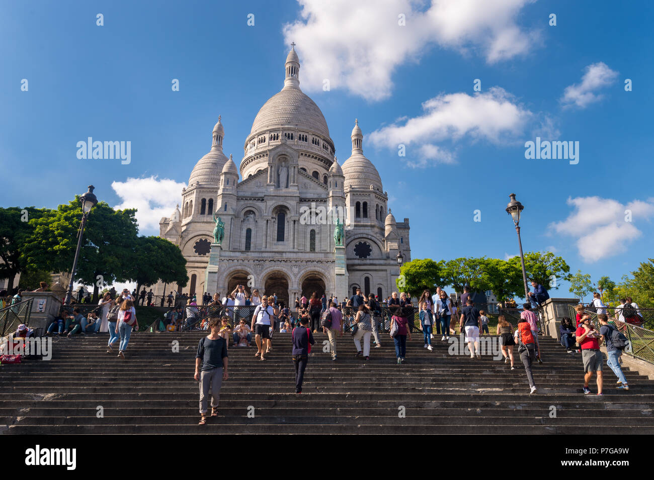 Paris, Frankreich, 25. Juni 2018: Touristen vor der Basilika Sacré-Coeur in Montmartre Stockfoto