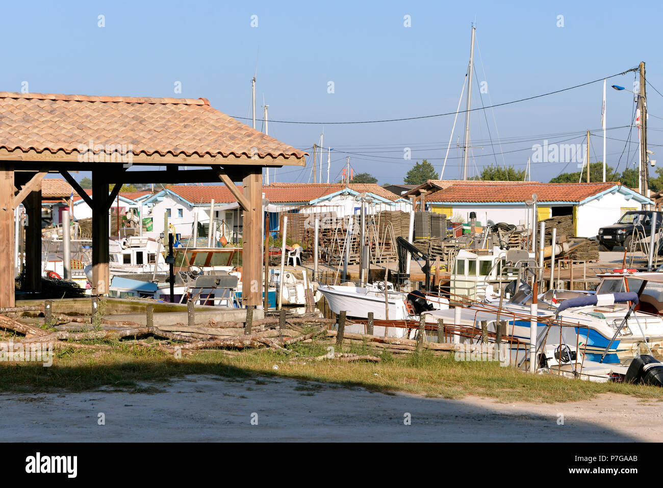 Ostreicole Hafen von Arès, Gemeinde ist ein an der nordöstlichen Küste der Bucht von Arcachon entfernt, im Département im Südwesten von Frankreich. Stockfoto