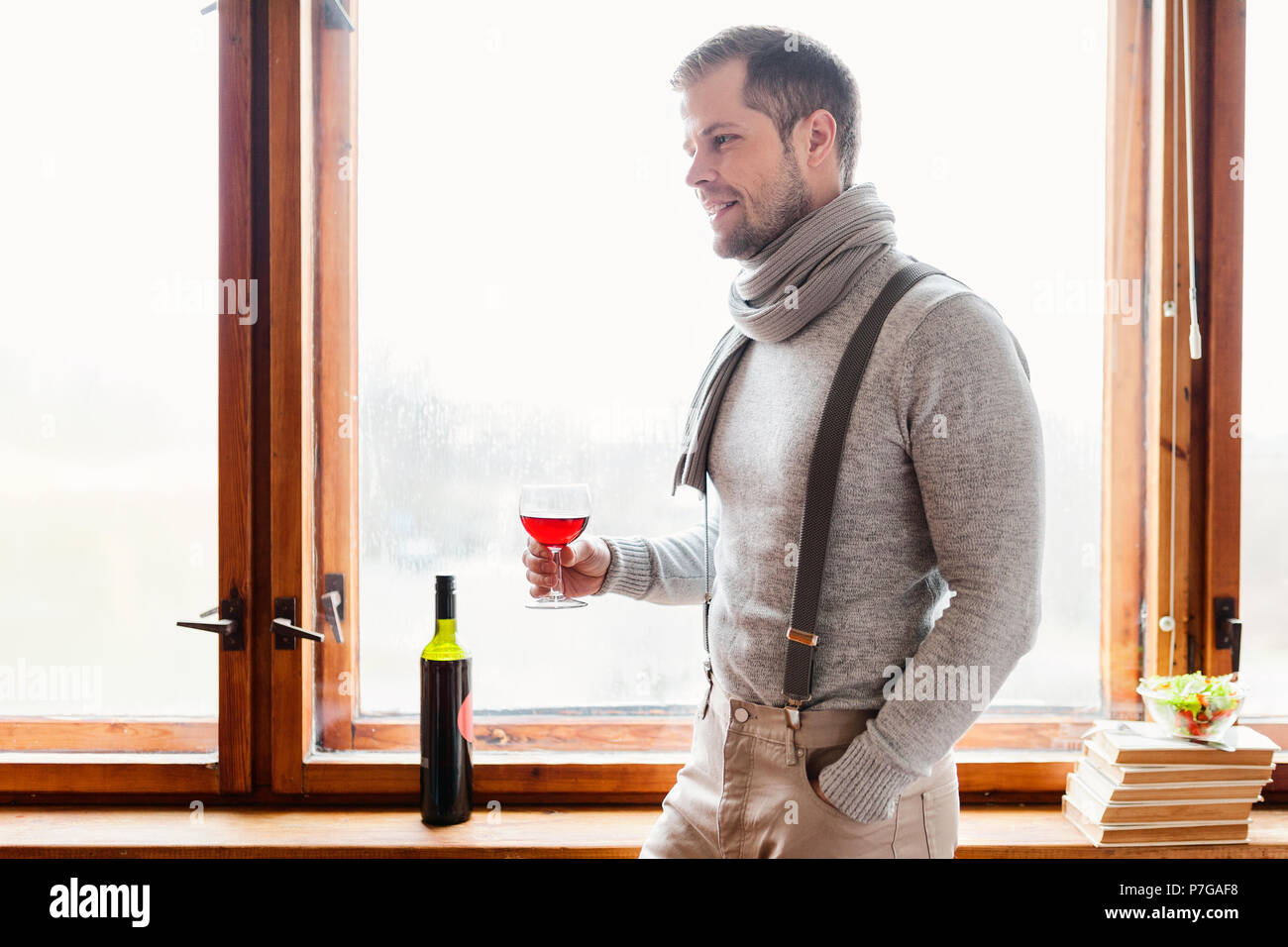 Hansome Mann mit einem Glas guten Rotwein Stockfoto