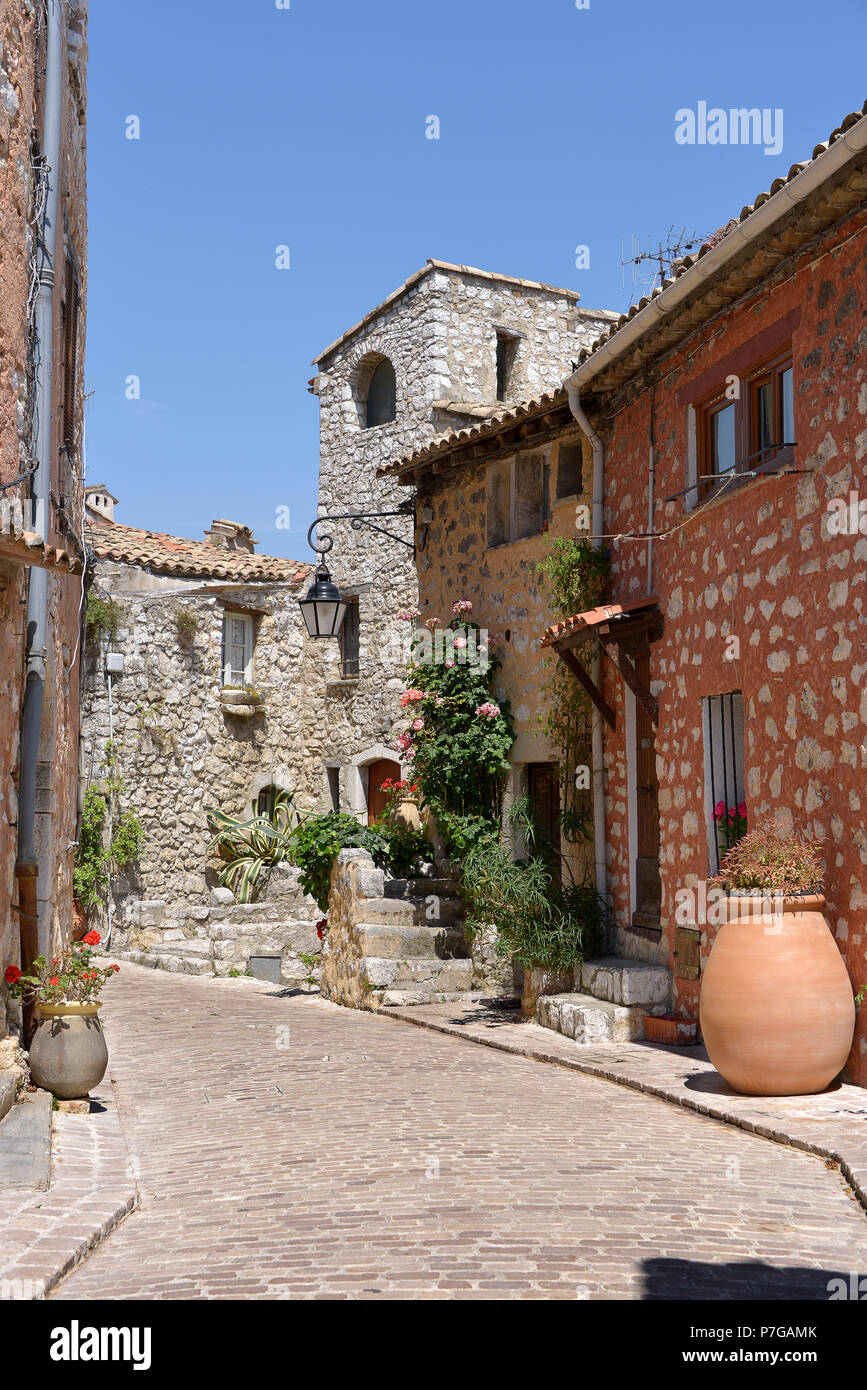 Straße von Dorf Tourrettes-sur-Loup im Südosten von Frankreich, Region Provence, Departement Alpes-Maritimes Stockfoto