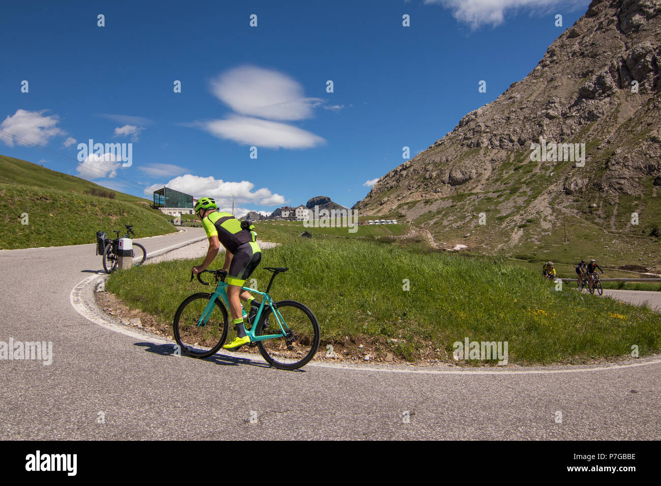 Radfahrer Klettern Pordoijoch Dolomiten als Radfahren Berge Stockfoto