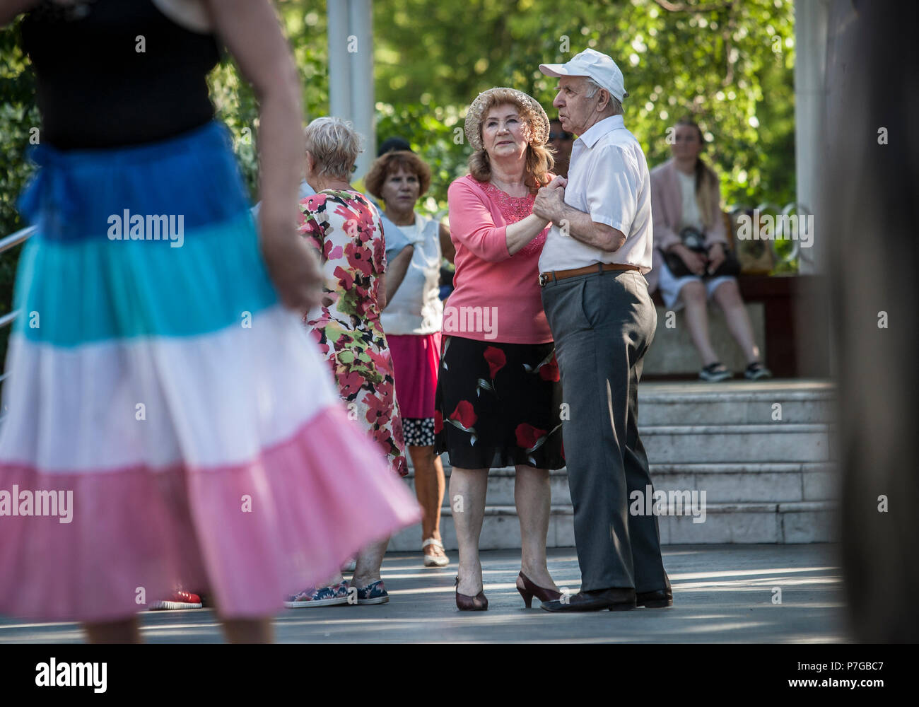 Ältere Menschen tanzen im Sokolniki Park in Moskau, Russland. Viele Parks in Moskau einen Platz haben, wo Rentner und andere Treffen und Tanzen. Stockfoto