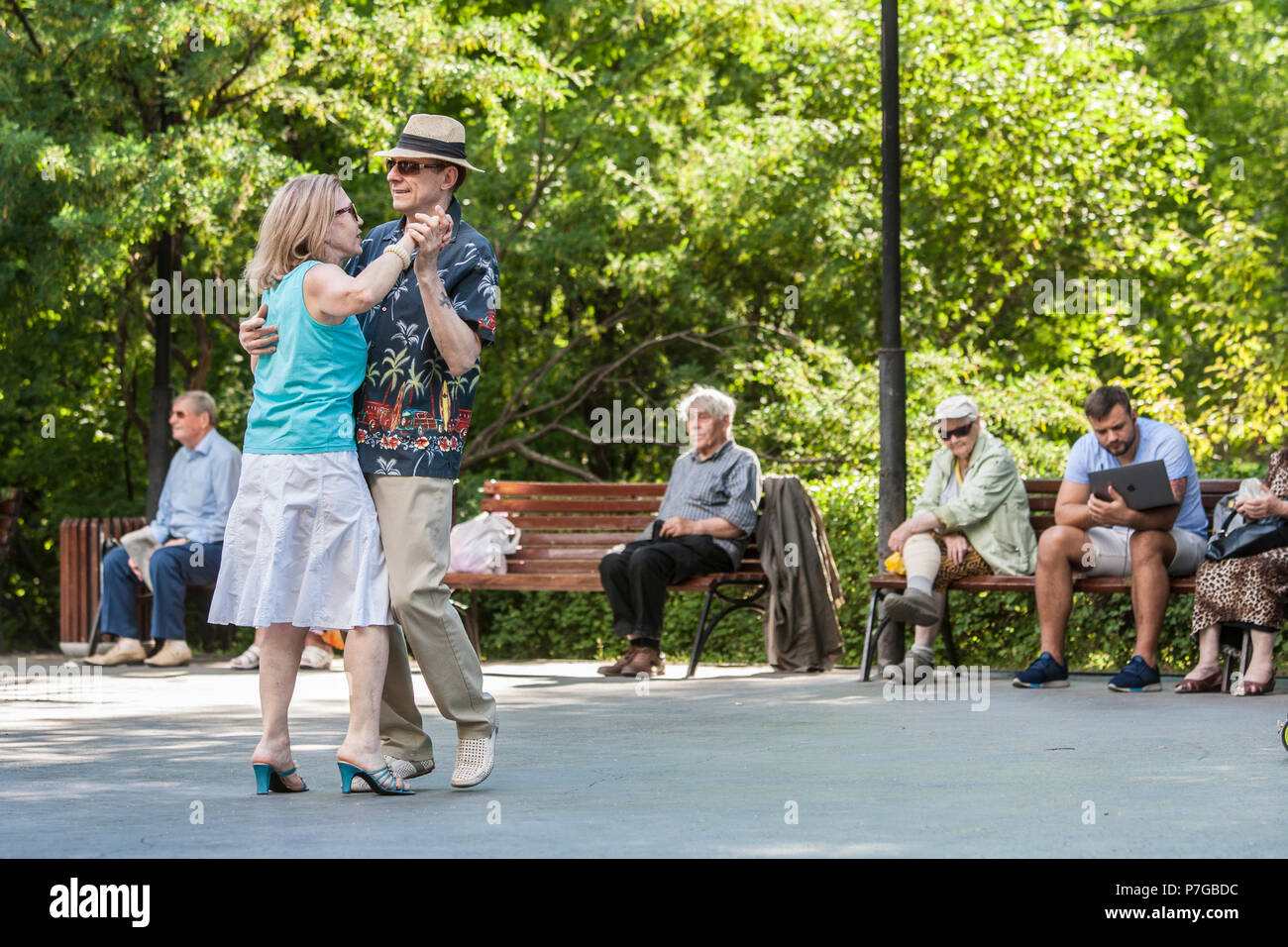 Ältere Menschen tanzen im Sokolniki Park in Moskau, Russland. Viele Parks in Moskau einen Platz haben, wo Rentner und andere Treffen und Tanzen. Stockfoto