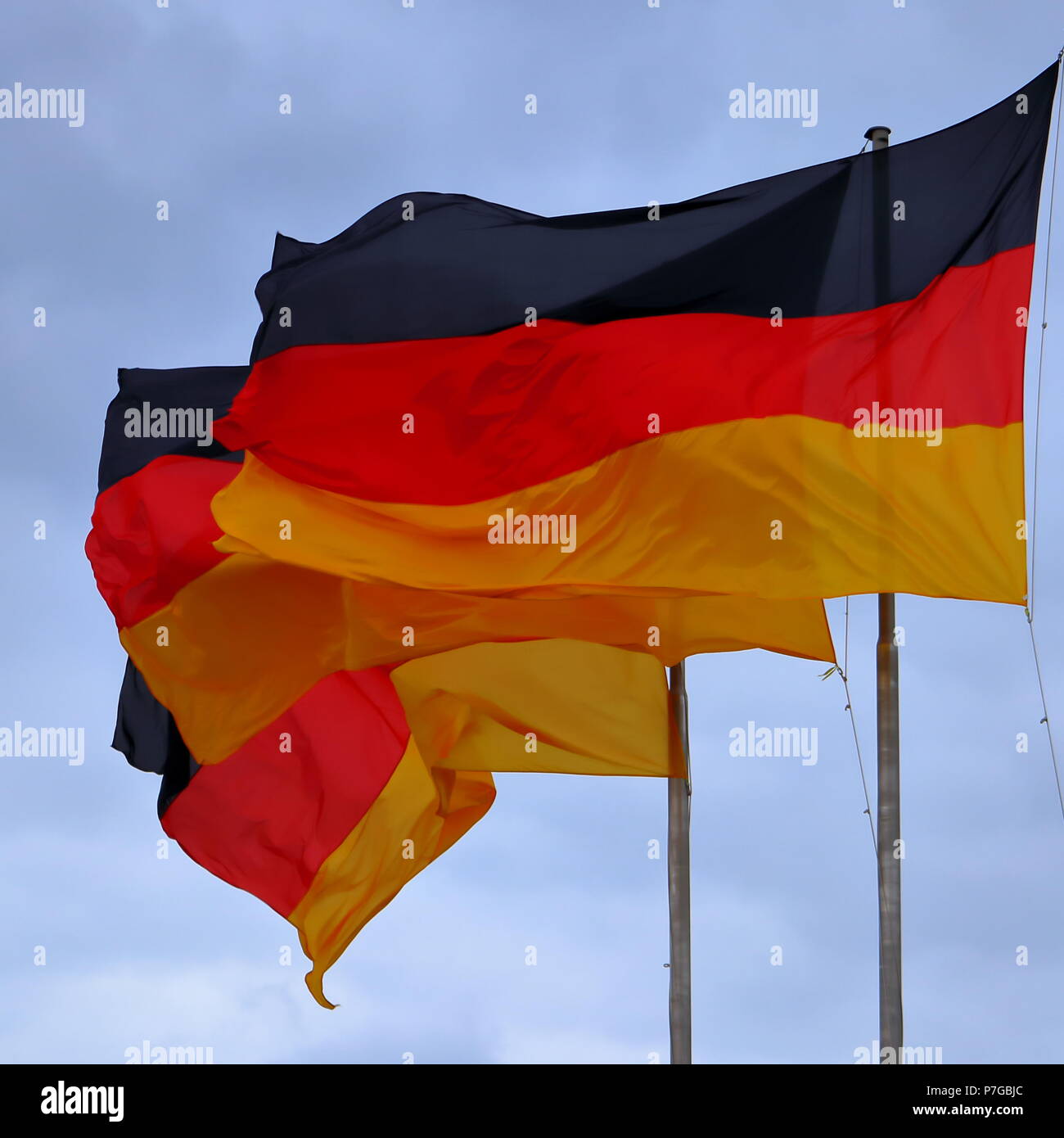 Drei Flaggen von Deutschland, Deutsche Fahne weht im Wind. Stockfoto