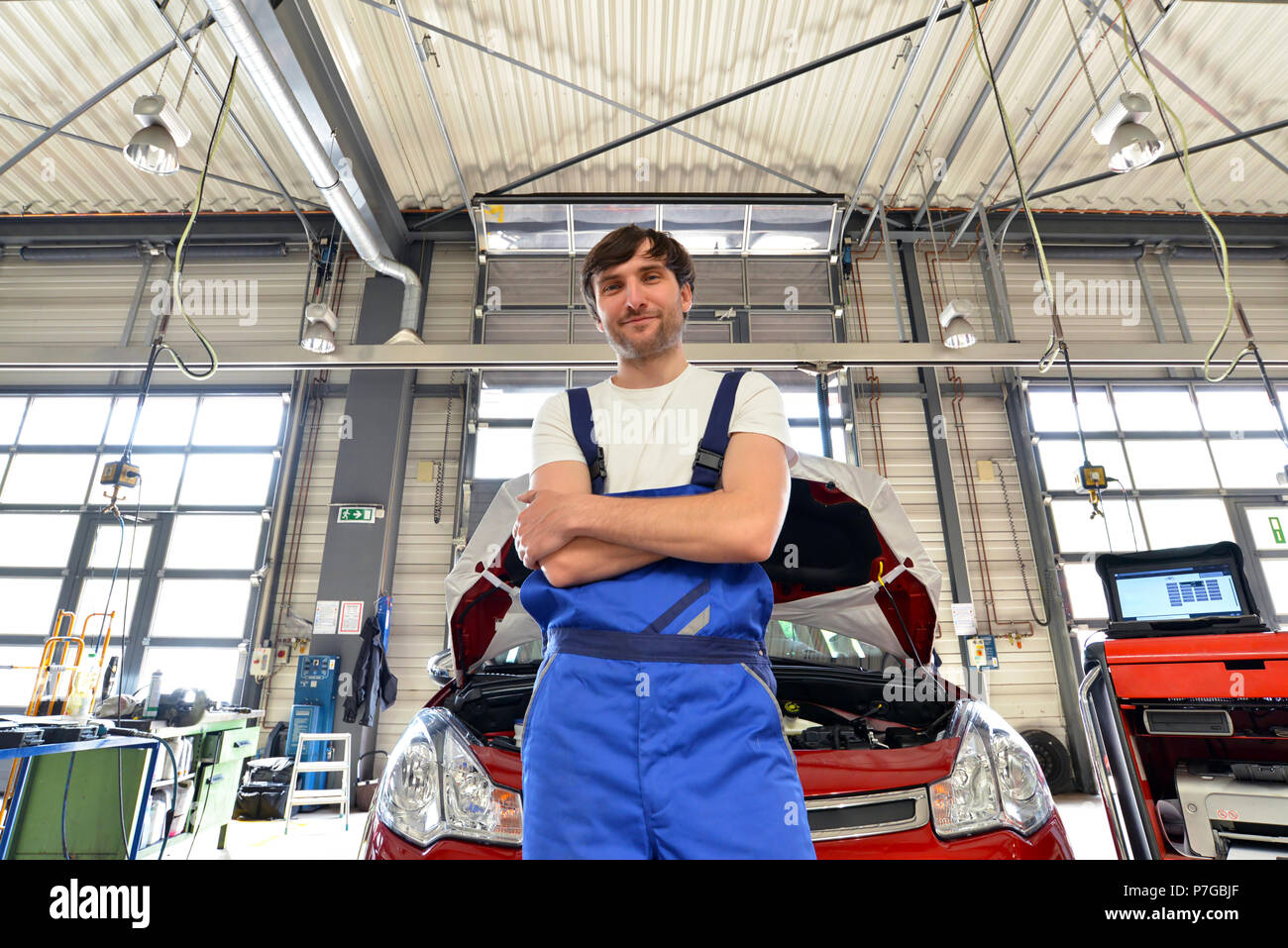 Porträt eines erfolgreichen Mechaniker in der Garage - Reparatur und Wartung von Fahrzeugen Stockfoto