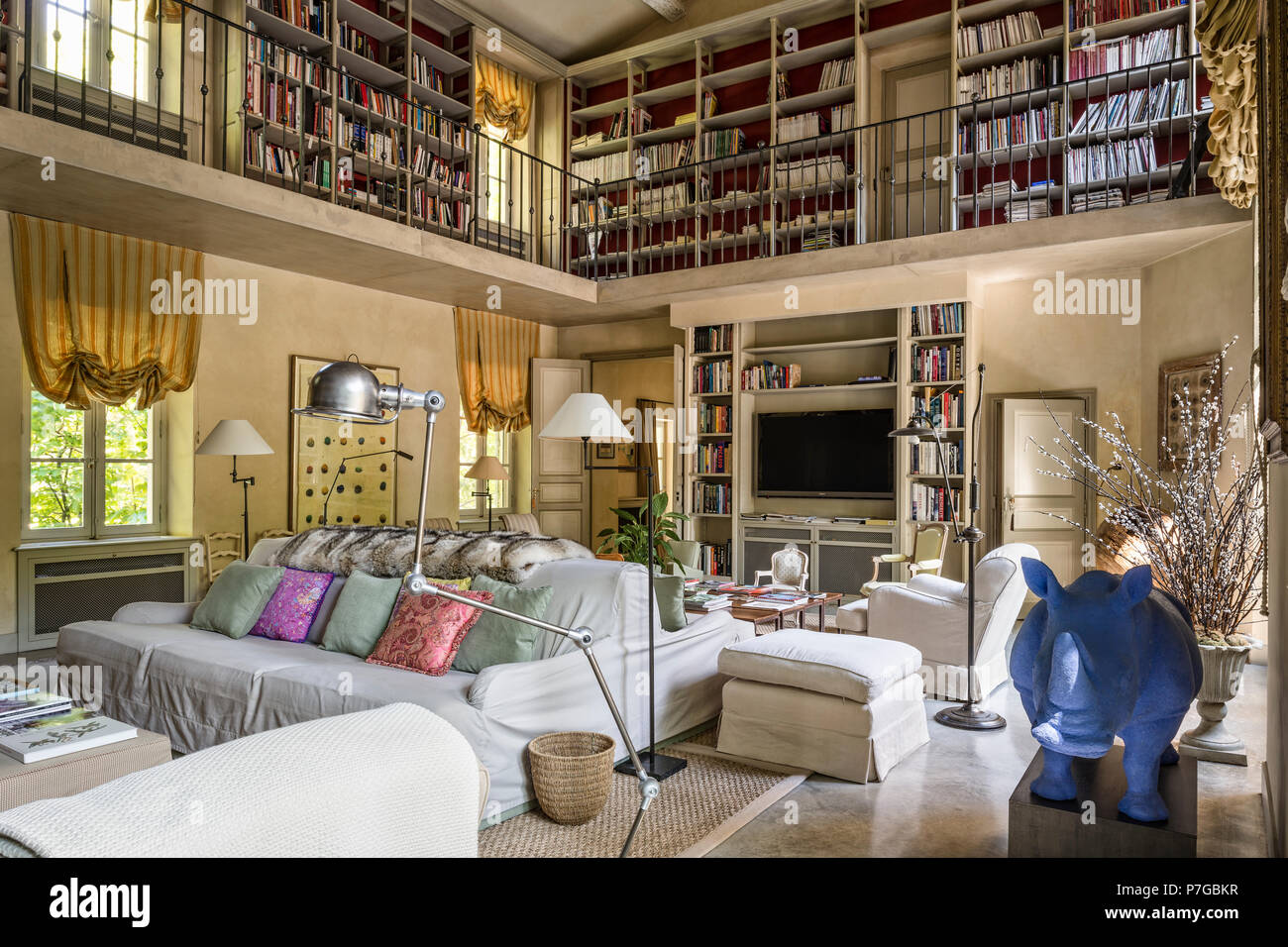 Modernisiert mit doppelter Höhe Bibliothek im Zwischengeschoss im 18. Jahrhundert Schlösser, St Remy De Provence Stockfoto