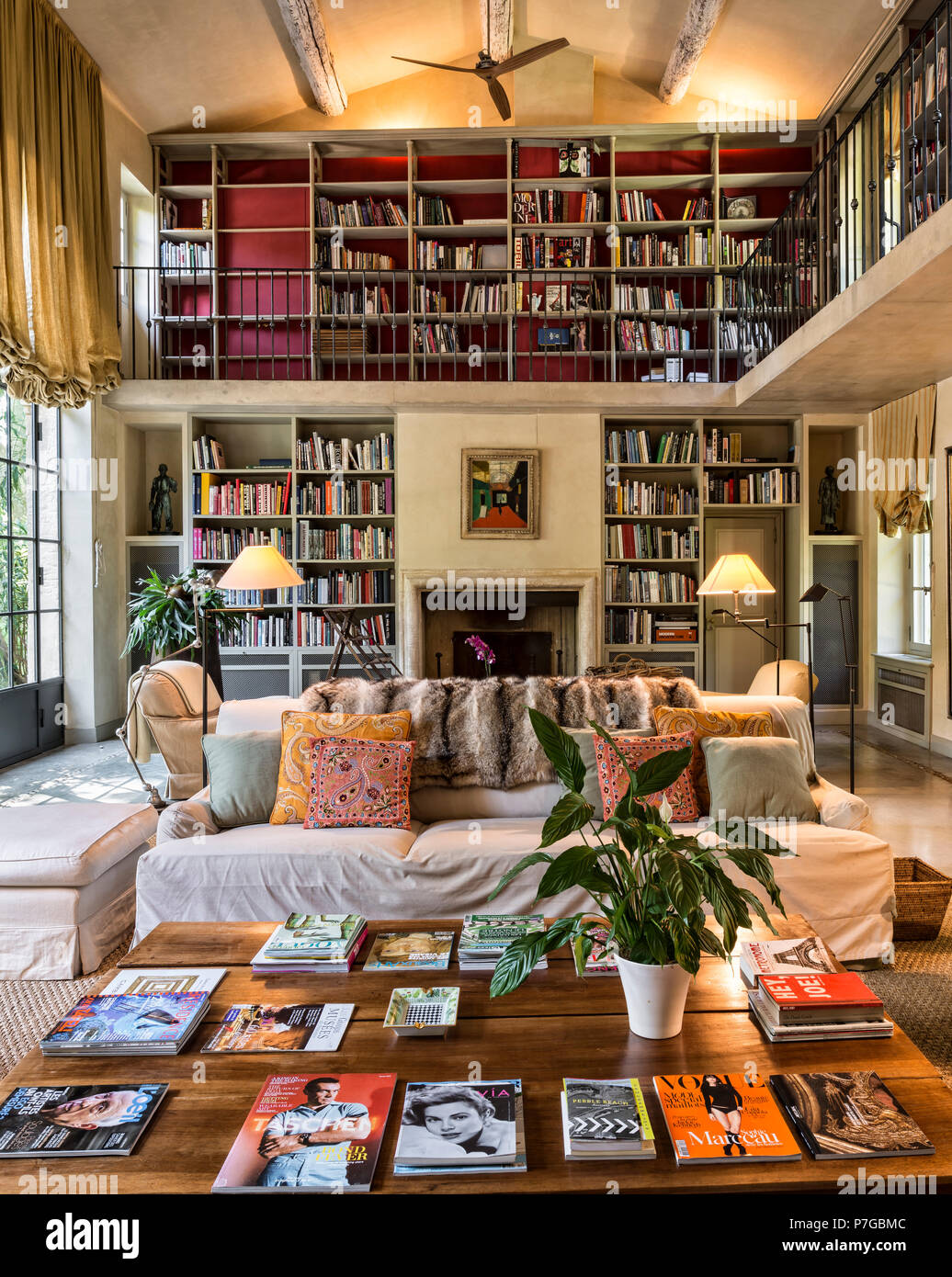 Modernisiert mit doppelter Höhe Bibliothek im Zwischengeschoss im 18. Jahrhundert Schlösser, St Remy De Provence Stockfoto