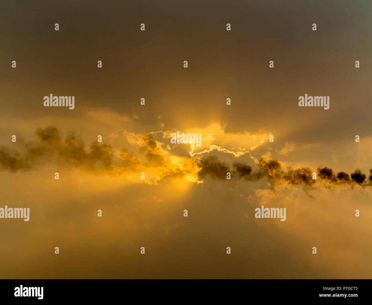 Sonnenuntergang am Nil Ägypten im industriellen Bereich mit zunehmender Verschmutzung der dramatischen orange Farben in den Wolken Stockfoto