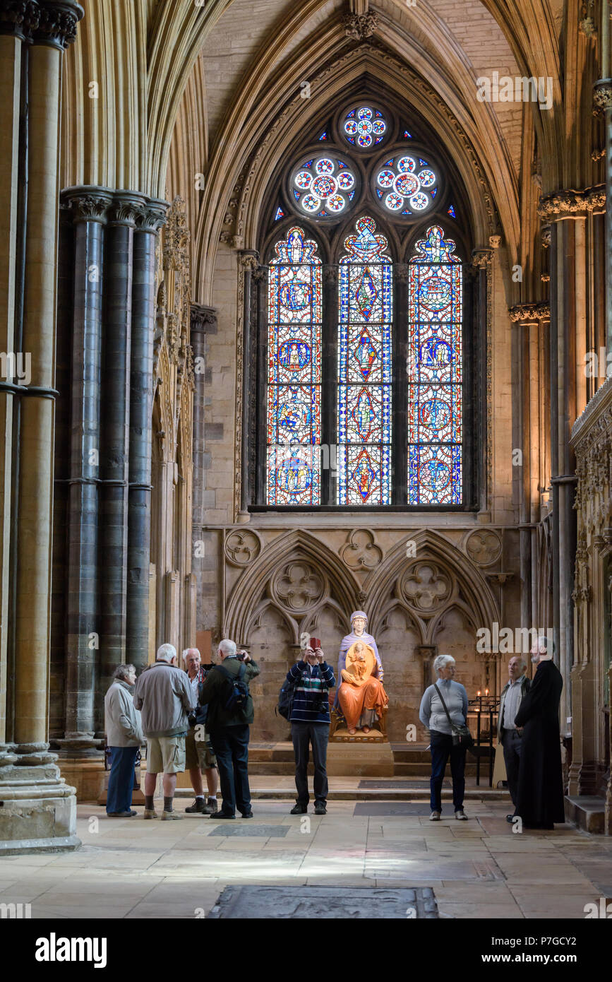 Besucher und die Pflicht, kaplan an der Marienkapelle der mittelalterlichen Kathedrale, Lincoln, England. Stockfoto