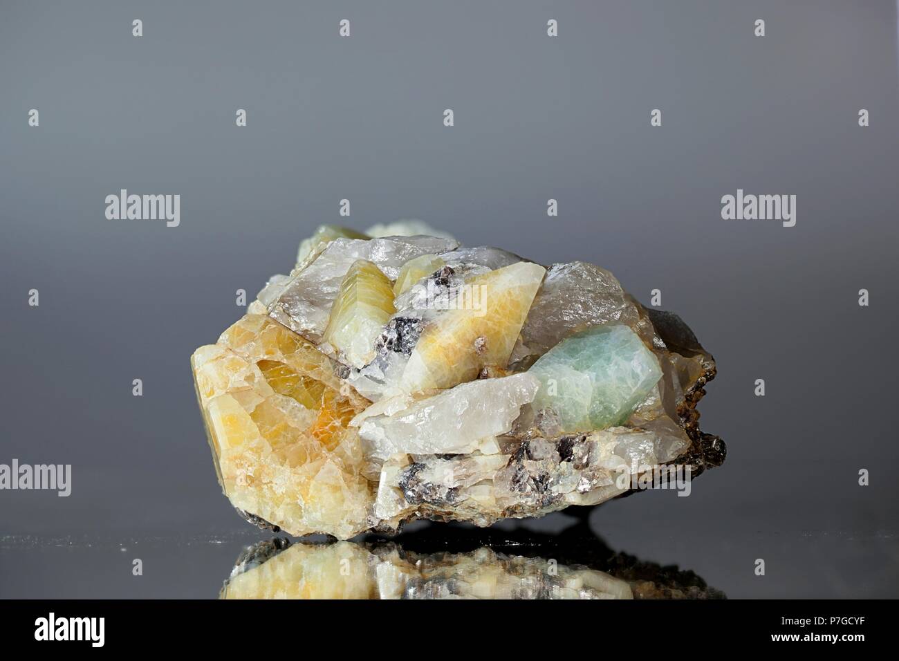 Kristalle von Topaz auf einem Quarz Matrix von Viitaniemi pegmatite Steinbruch, Finnland Stockfoto