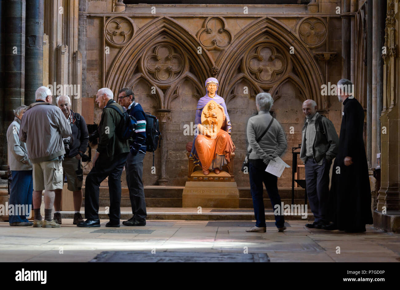 Besucher und die Pflicht, kaplan an der Marienkapelle der mittelalterlichen Kathedrale, Lincoln, England. Stockfoto