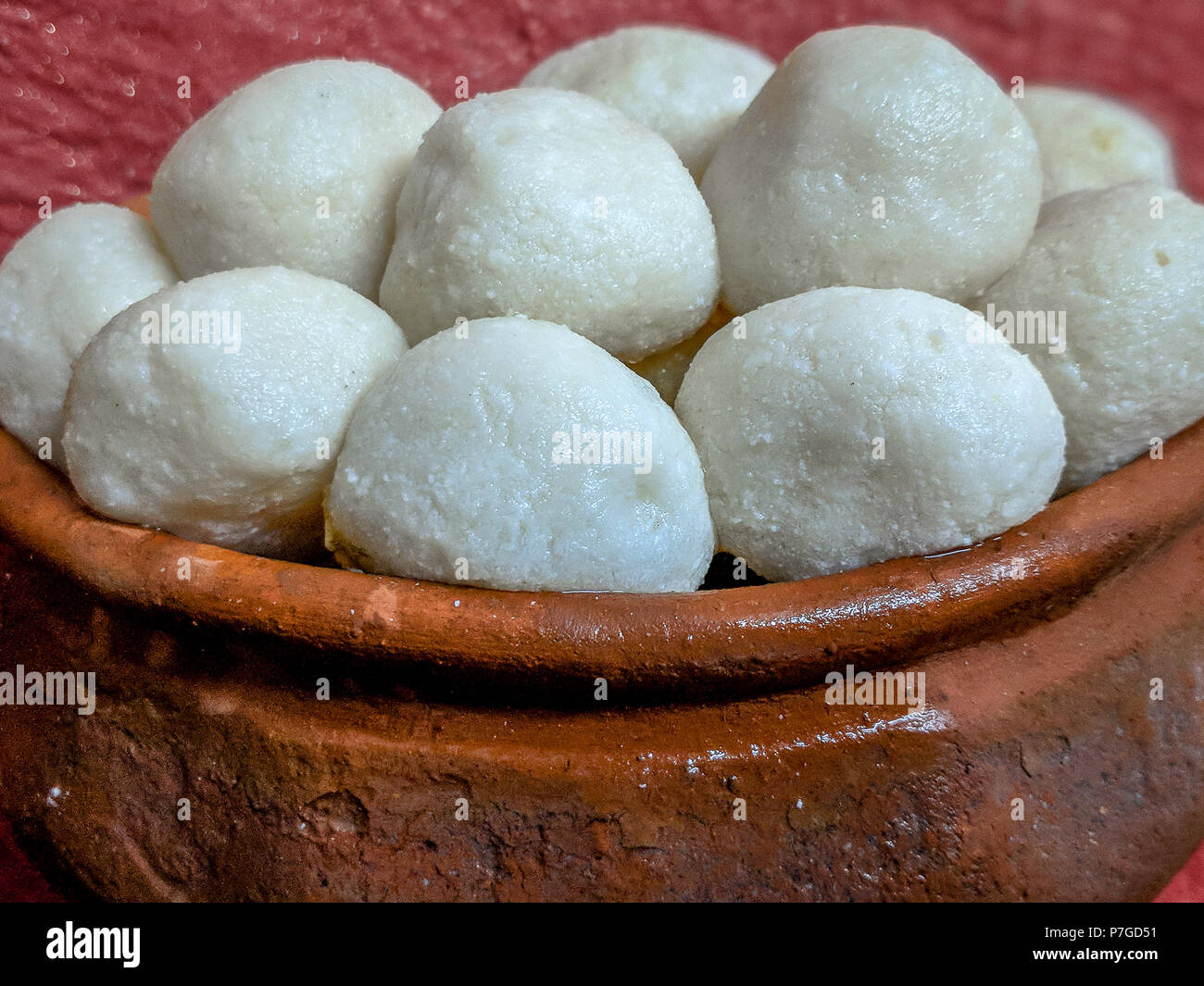 Indische süße Rasgulla Wissen auch als Rosogolla, Roshogolla, Rasagola, Ras Gulla ist eine Sirupartige Dessert beliebt in Indien. Selektive konzentrieren wird. Stockfoto