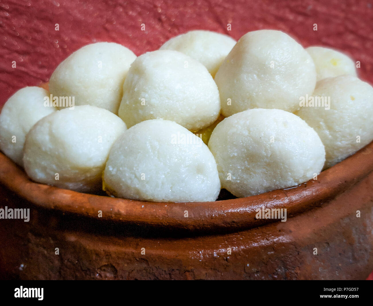 Indische süße Rasgulla Wissen auch als Rosogolla, Roshogolla, Rasagola, Ras Gulla ist eine Sirupartige Dessert beliebt in Indien. Selektive konzentrieren wird. Stockfoto