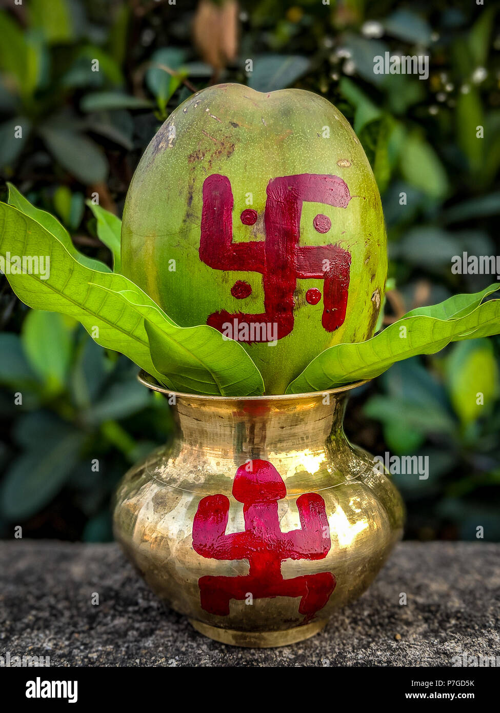 Mangal Kalas mit Kokosnuss, Blumen und Baum Blätter Stockfoto