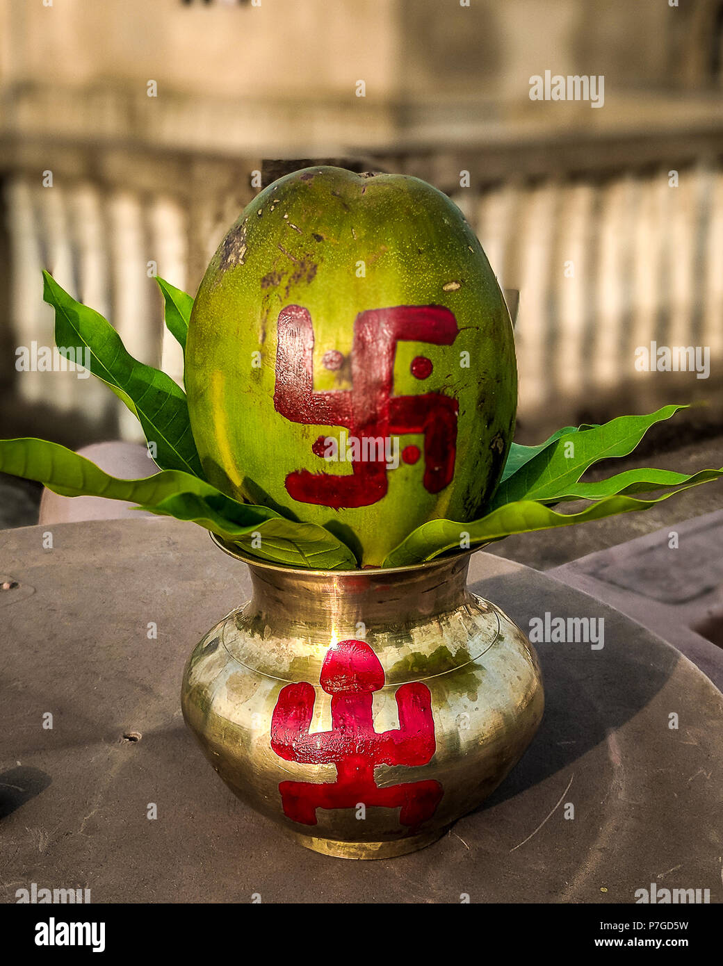 Mangal Kalas mit Kokosnuss, Blumen und Baum Blätter Stockfoto