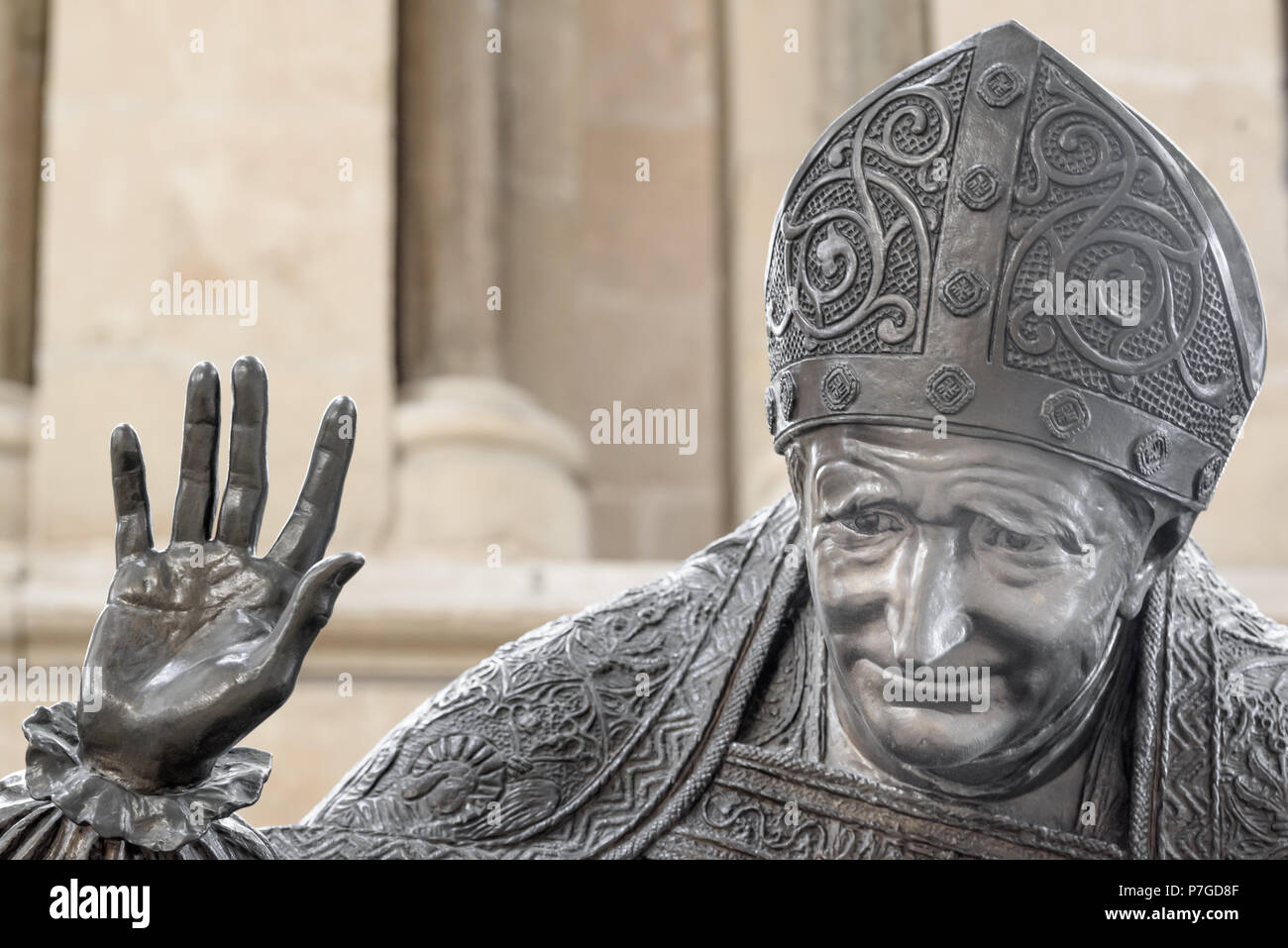 Memorial Skulptur Bischof Edward König an der mittelalterlichen Kathedrale, Lincoln, England. Stockfoto