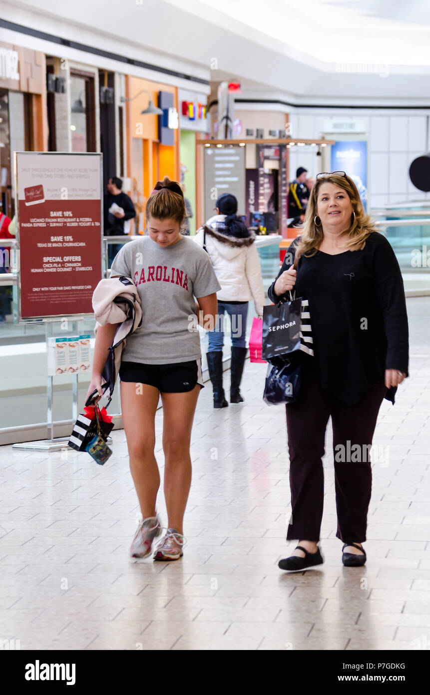 Fairfax, USA - Januar 2, 2015: Mutter und Tochter zusammen wandern in Fair Oaks Shopping Mall halten, tragen Taschen nach Sephora Store, Sho Stockfoto