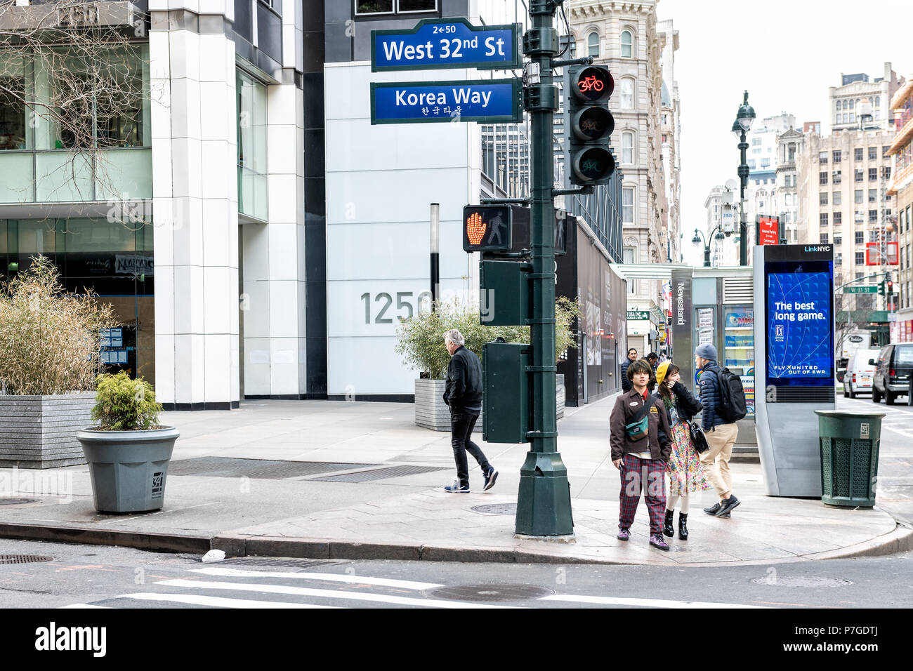 New York City, USA - 7. April 2018: Manhattan NYC Gebäude von Midtown Herald Square, koreanischen Stadt, Korea Weg Schild auf West 32nd Street mit Menschen Stockfoto