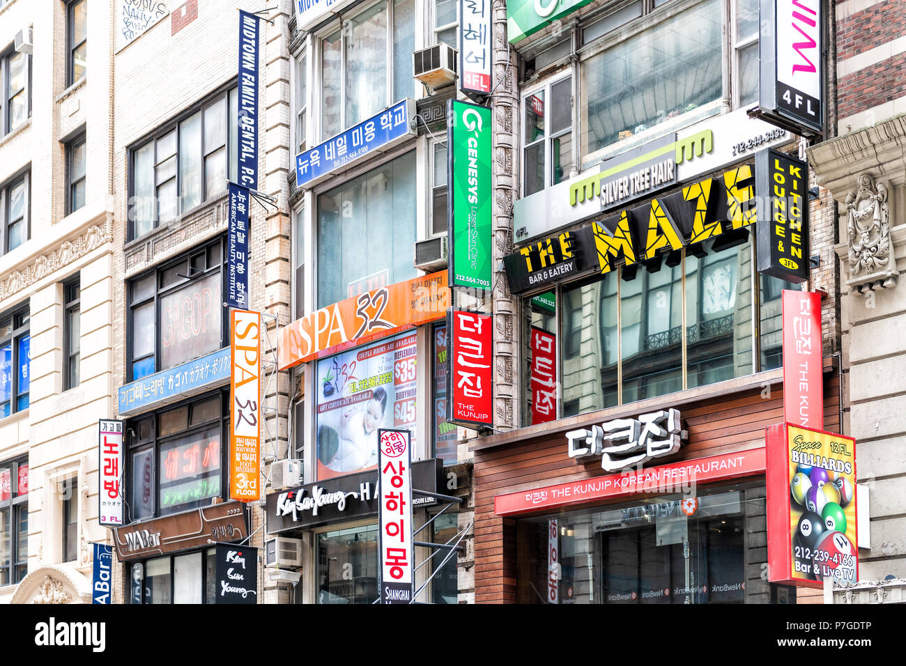 New York City, USA - 7. April 2018: Manhattan NYC Gebäude in der Nähe der koreanischen Stadt, Korea Weg mit vielen Geschäften, Geschäften Schilder auf der West 32nd Street Road Stockfoto
