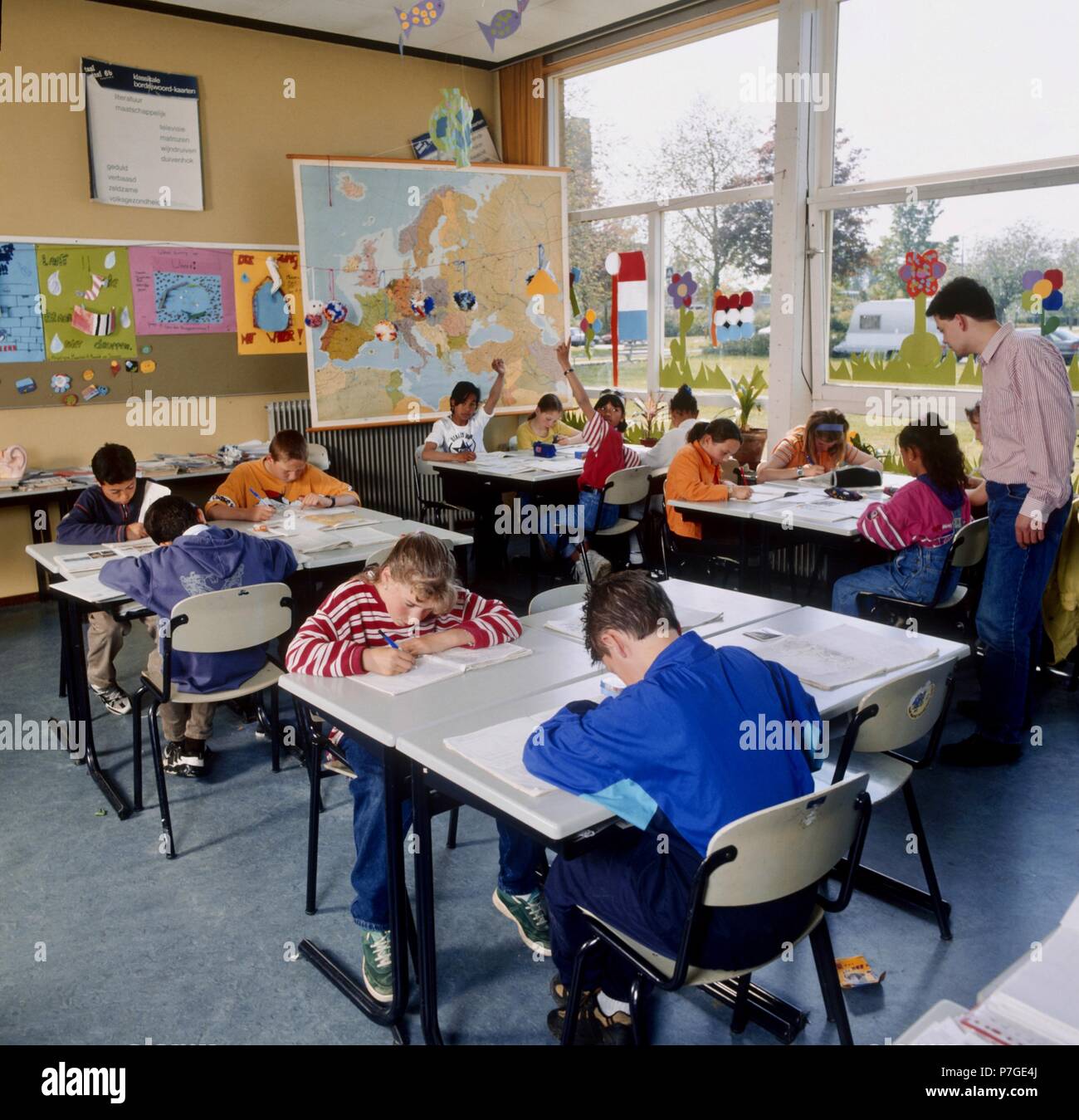 100 001 011 Hollandischen Schule Klasse In Den 90er Jahren Die Kinder Einzelne Arbeiten Von Ihren Schulbuchern Niederlandische Schule Klasse Holland Niederlande Schuler Gruppen 11 12 10 Jahre Alter Stockfotografie Alamy