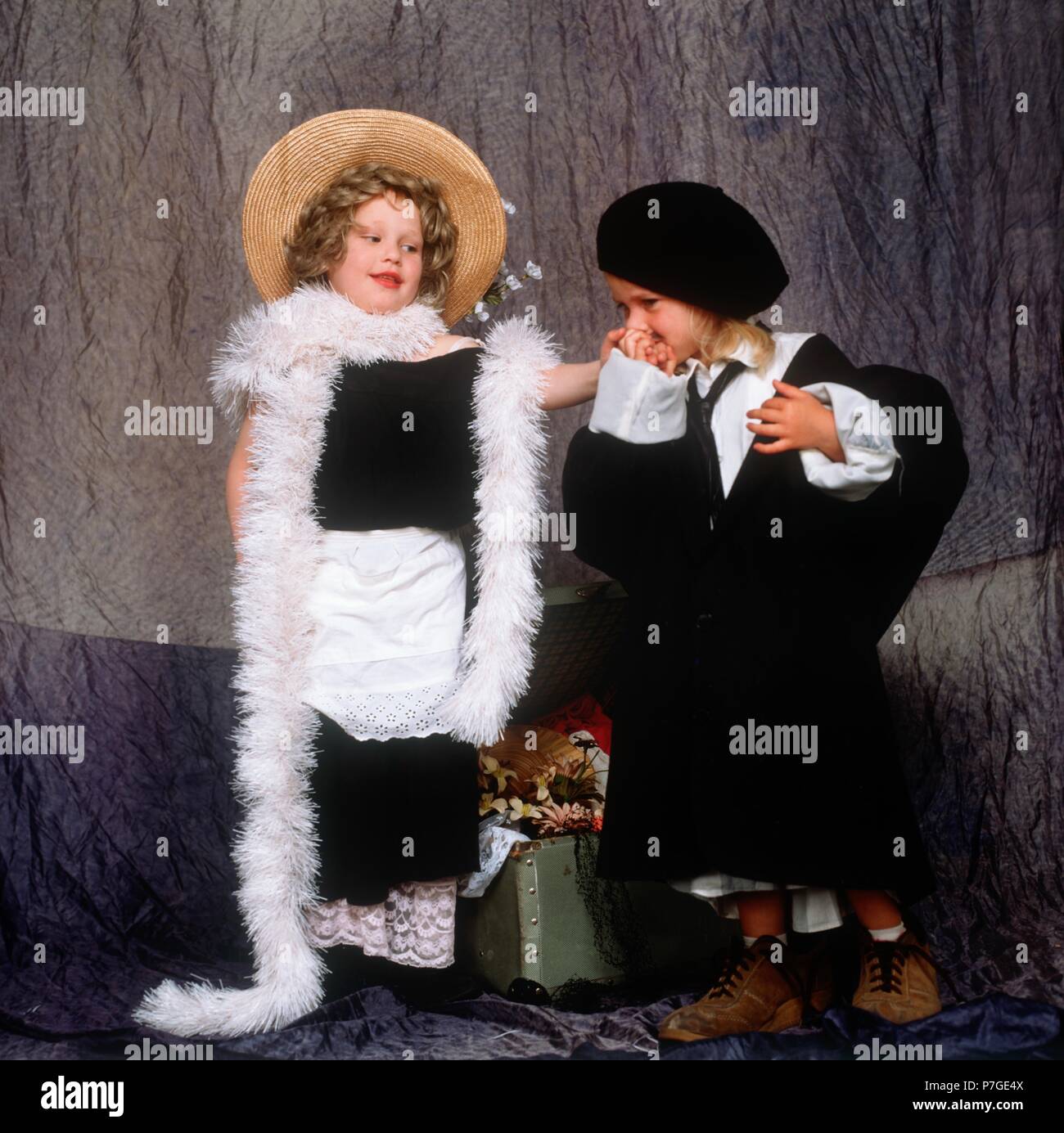 100 001 174 Kleinen Jungen Und Madchen Verkleidet Als Alte Dame Und Alten Dressing Play Vortauschen Dress Up Stockfotografie Alamy