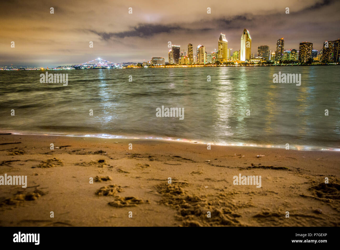 San Diego Skyline mit Strand und Bucht von Coronado gesehen Stockfoto