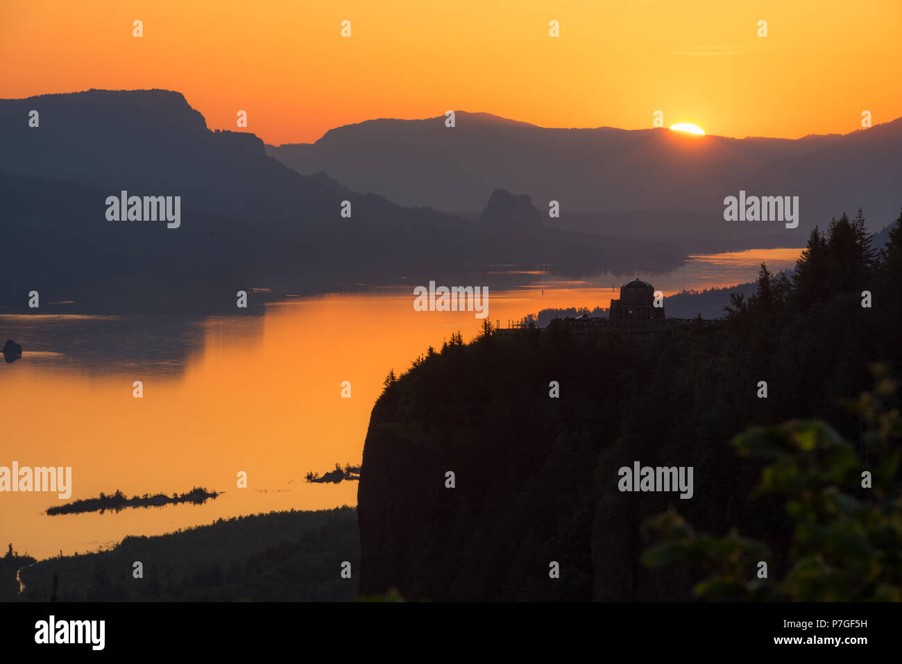 Glühende Sonnenaufgang über Vista Haus bei Crown Point und der Columbia River Gorge, Oregon Stockfoto