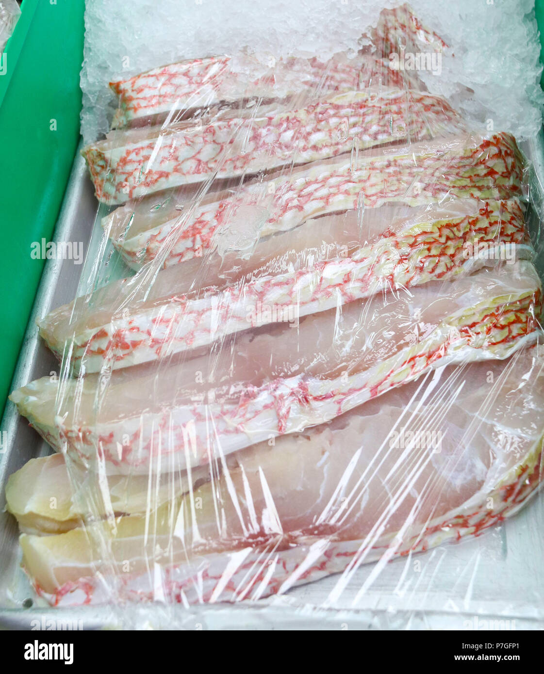 Red Snapper steaks Cellophaniert auf Eis am Fischmarkt Stockfoto