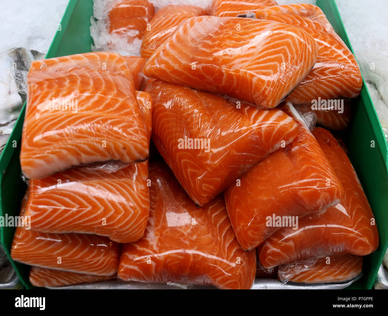 Wild roher Lachs Filets auf Eis am Fischmarkt Stockfoto