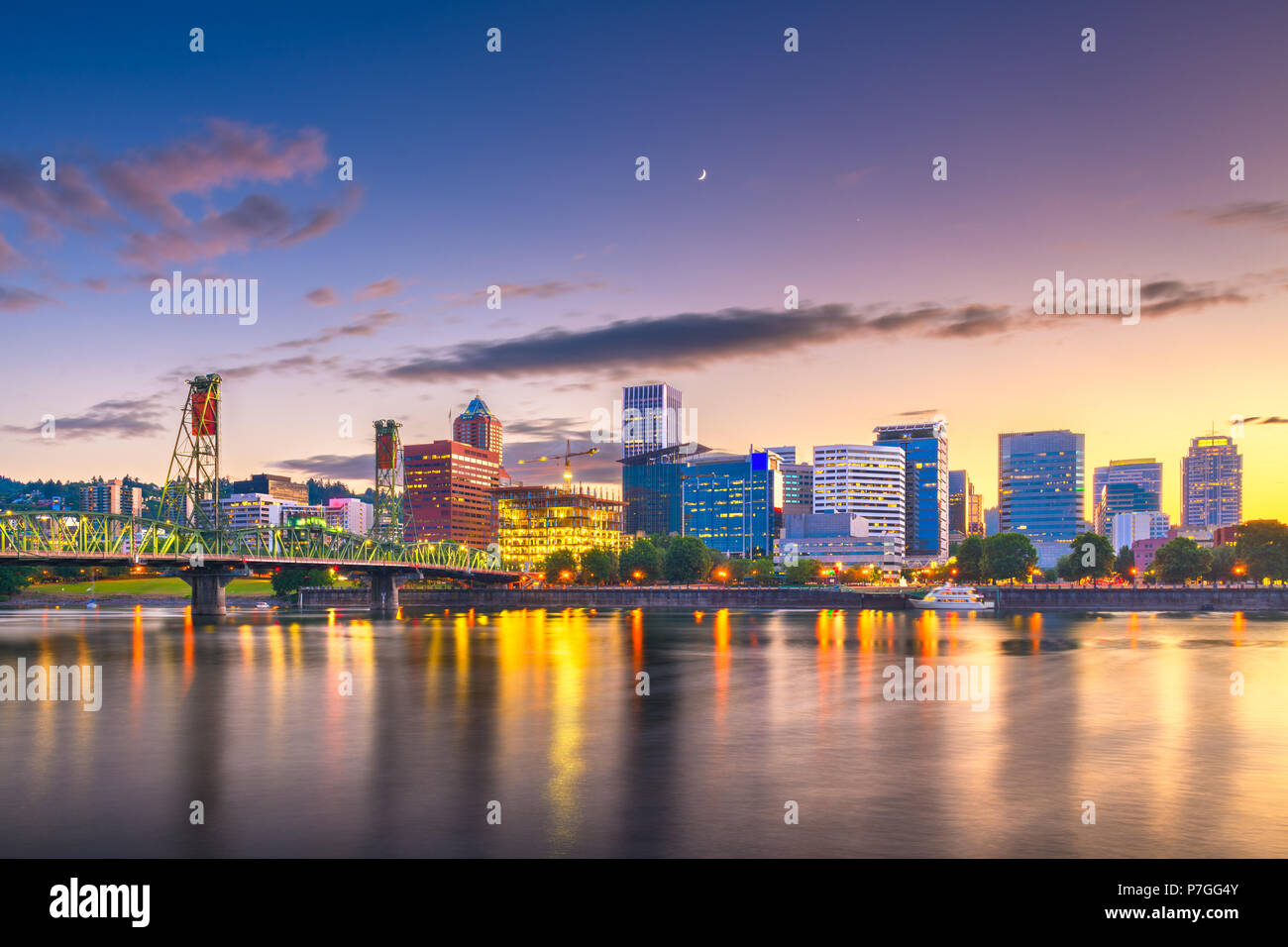 Portland, Oregon, USA die Skyline in der Dämmerung auf dem Willamette River. Stockfoto