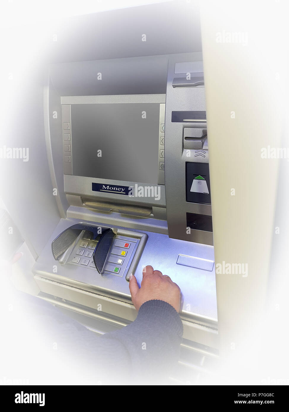 Frau an einem Geldautomaten Geldautomaten mit Vignettierung Stockfoto
