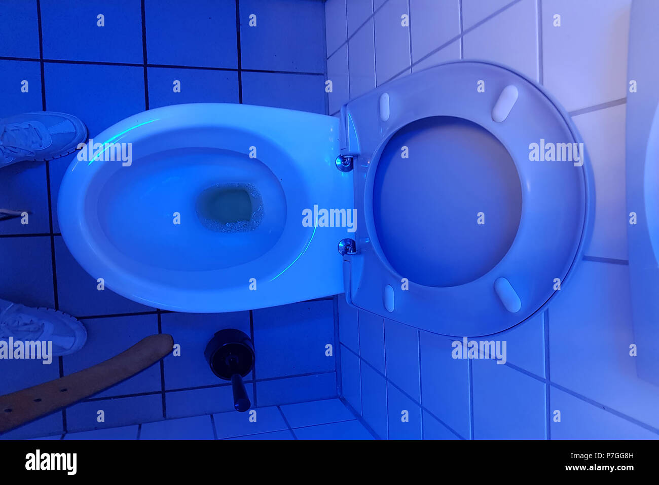 Leuchtstofflampen auf öffentlichen Toiletten abstrakt Hintergrund Stockfoto