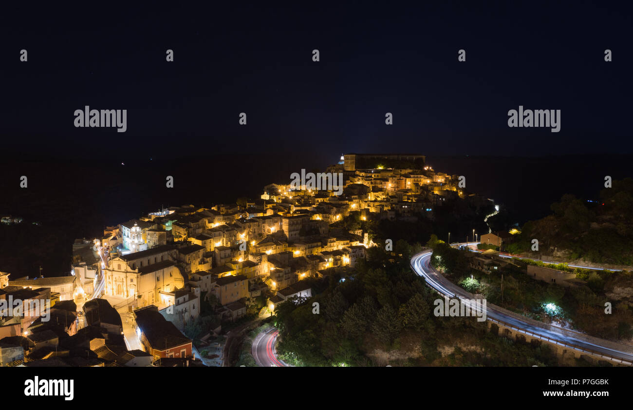 Nachtansicht von Ragusa Ibla Altstadt, Sizilien, Italien Stockfoto