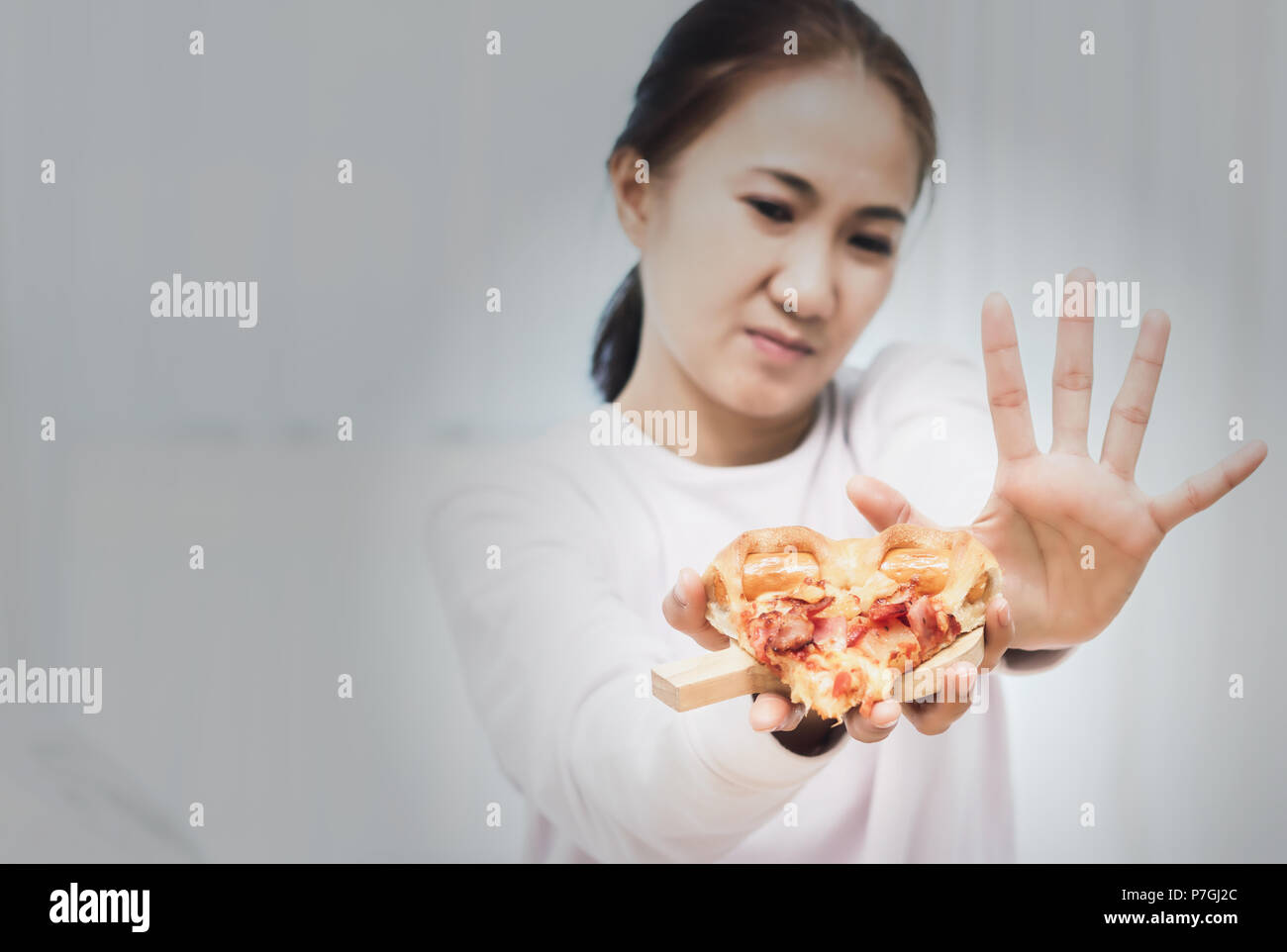 Asiatische Frau auf dem Nähren für gute Gesundheit Konzept. Sagen keine Pizza und Junk Food. Stockfoto
