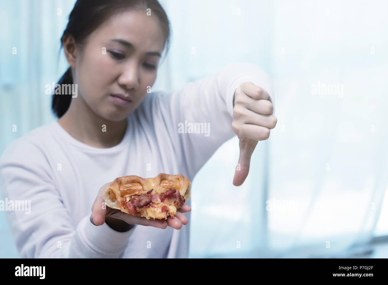 Asiatische Frau auf dem Nähren für gute Gesundheit Konzept. Sagen keine Pizza und Junk Food. Stockfoto