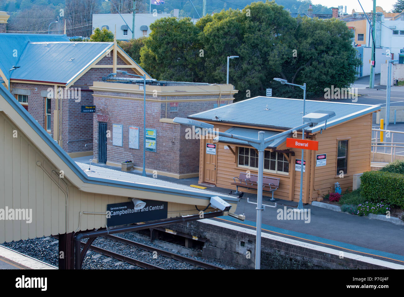 Ein Blick auf die Titel am südlichen Ende des 1892 im gotischen Stil Bahnhof und ähnliche Gebäude in Bowral in NSW, Australien Stockfoto