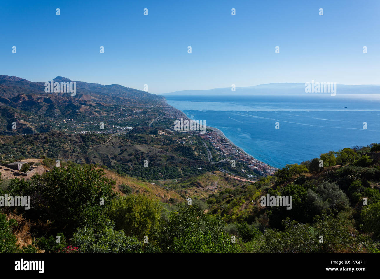 Panorama der Küste des Ionischen Meeres von Forza D'Agrò Dorf in Sizilien im Sommer Tag, Italien Stockfoto