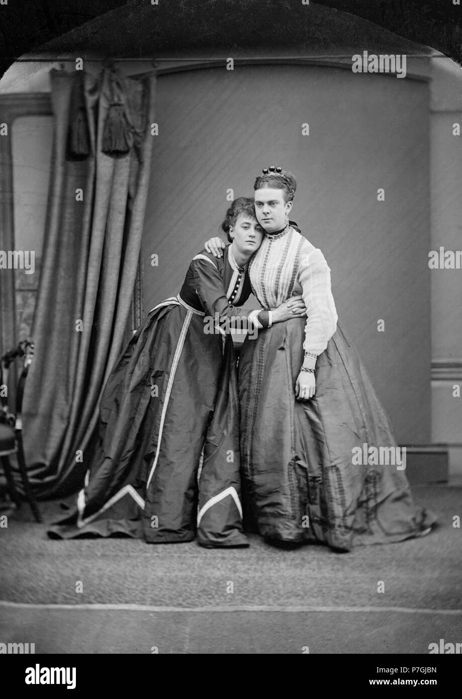 Englisch: Weibliche Imitatoren Frederick Park und Ernest Boulton. Auf diesem Foto: Weniger als ein Jahr vor ihrer Festnahme von der Metropolitan Police für' verschworen und Anstiftung Personen eine widernatürliche Handlung" zu begehen. Das Originalfoto wird von den Essex Record Office und ein un-restauriert auf Ihrem blog zur Verfügung Scan im Februar 2013 statt. Das Foto wurde als eine ganze Seite verteilt in der Haltung (a UK gay Lifestyle Magazin) im August 2013, Ausgabe 234 benutzt und erscheint in einer 7/8-Form aber sonst in dem Buch "Fanny & Stella, die Jungen Männer, die schockiert viktorianischen England" (2013 unverändert) Stockfoto