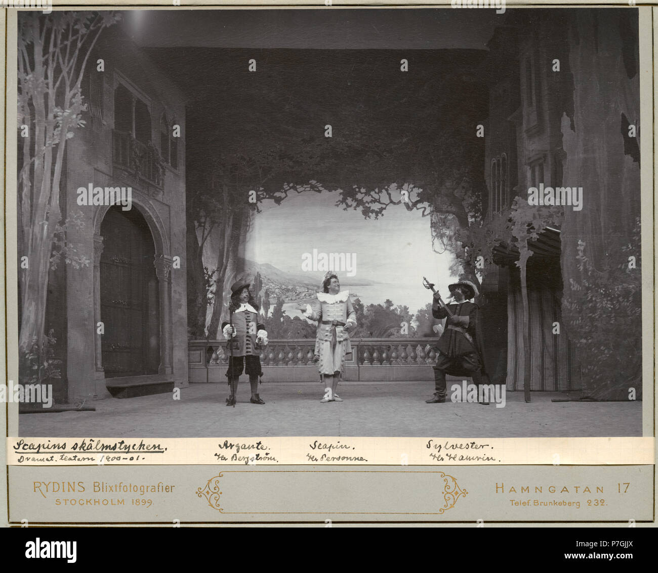 Gustaf Bergström som Argante, Nils Personne som Scapin & Ossian Hamrin som Sylvester ich Scapins skälmstycken, Dramatiska Teatern 1900 341 Scapins skälmstycken, Dramatiska Teatern 1900. Föreställningsbild - SMV-H 12 032 Stockfoto