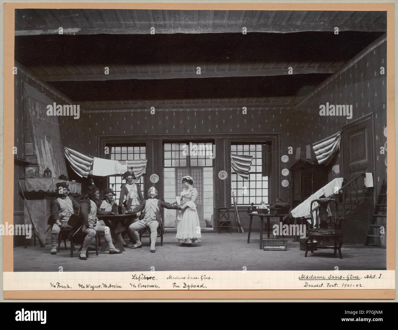 Carl Frank som Rissout, Erland Wagner som Vabontrain, Nils Arehn som Jolicoeur, Nils Personne som Lefèbvre & Johanne Dybwad som Cathérine ich Madame Sans-Gêne, Dramatiska Teatern 1902 254 Madame Sans-Gêne, Dramatiska Teatern 1902. Föreställningsbild - SMV-H 13 042 Stockfoto