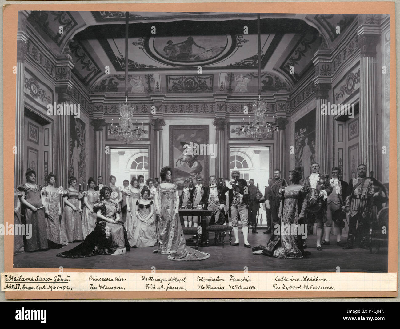Valborg Hansson som Prinsessan Elise, Amanda Janson som Drottningen av Neapel, Ossian Hamrin som Polisministern, Axel Hansson som Fouché, Johanne Dybwad som Cathérine & Nils Personne som Lefèbvre ich Madame Sans-Gêne, Dramatiska Teatern 1902 254 Madame Sans-Gêne, Dramatiska Teatern 1902. Föreställningsbild - SMV-H 13 043 Stockfoto