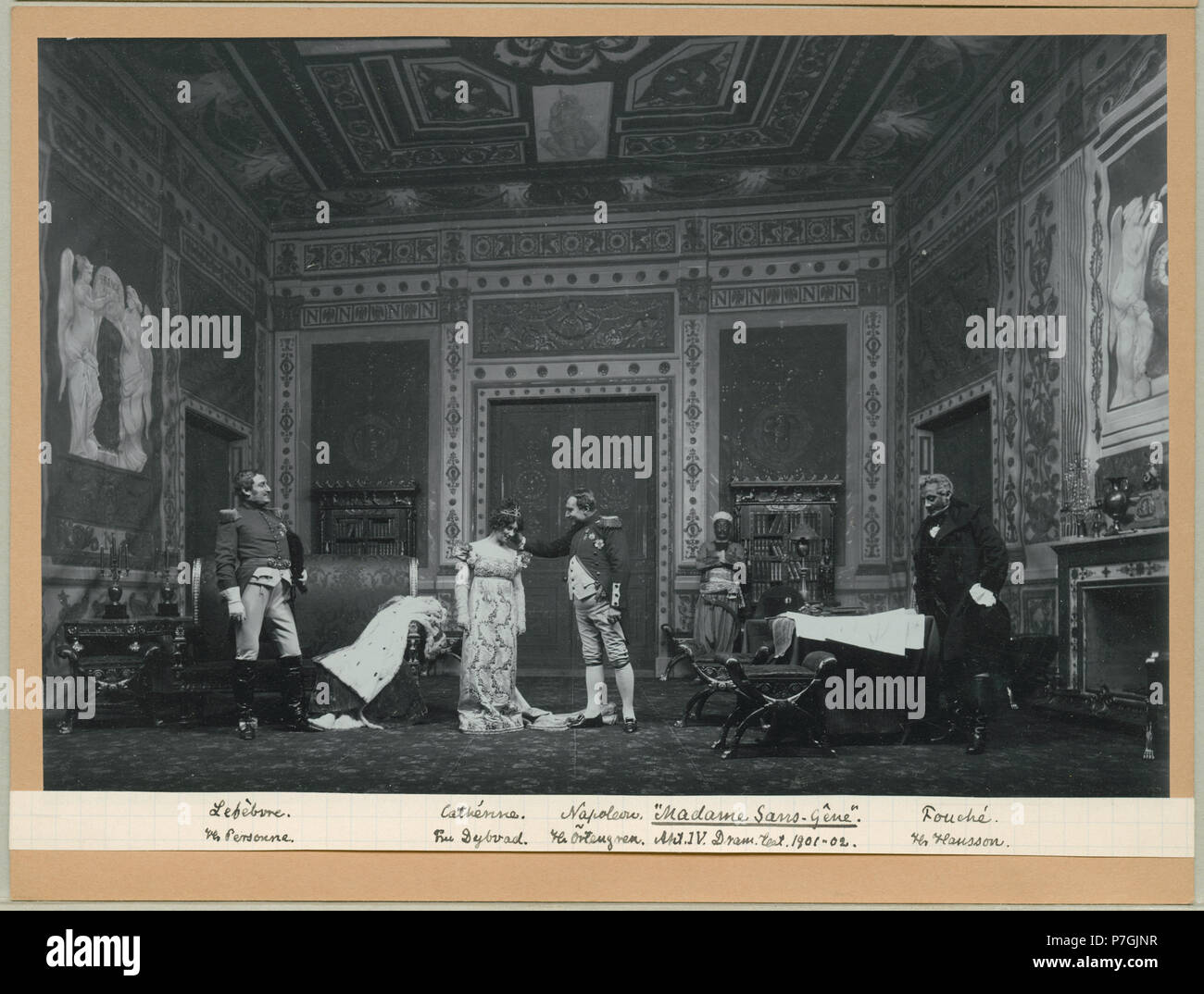 Nils Personne som Lefèbvre, Johanne Dybwad som Cathérine, Albion Örtengren som Napoleon & Axel Hansson som Fouché ich Madame Sans-Gêne, Dramatiska Teatern 1902 254 Madame Sans-Gêne, Dramatiska Teatern 1902. Föreställningsbild - SMV-H 13 045 Stockfoto